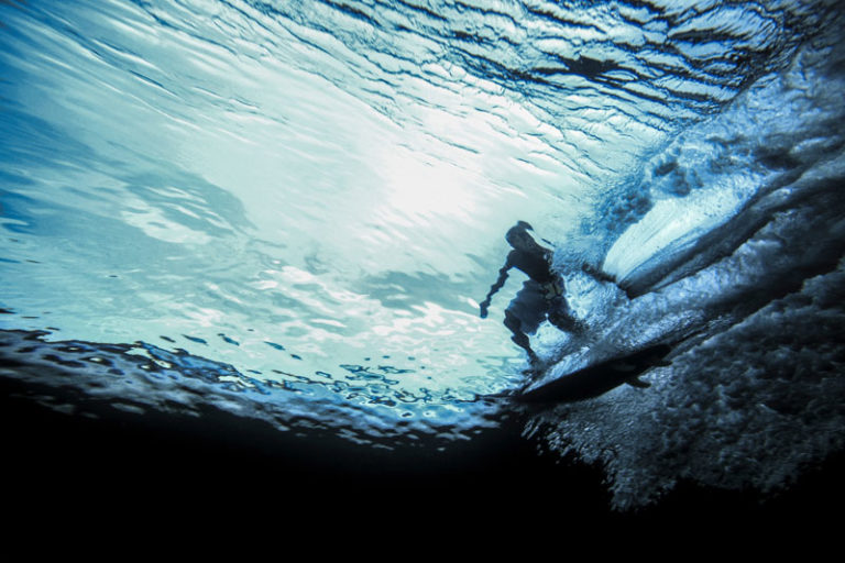 Un surfer sur une vague vue en contre plongée