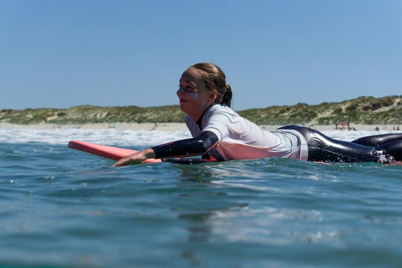Une jeune surfeuse plage de la Torche